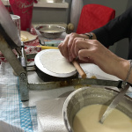 Najskôr položí drevenú paličku a roluje | Foto: Michaela Martišíková, Trnavské rádio