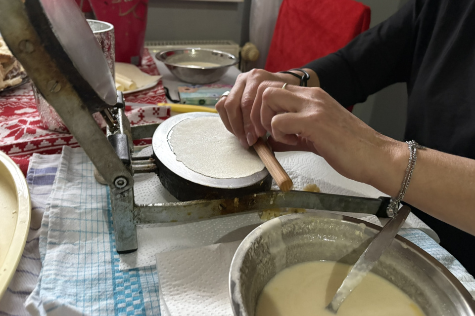 Najskôr položí drevenú paličku a roluje | Foto: Michaela Martišíková, Trnavské rádio