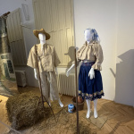 Pri vstupe na výstavu v Senici upútal ženský a mužský pracovný odev | Foto: Michaela Martišíková, Trnavské rádio