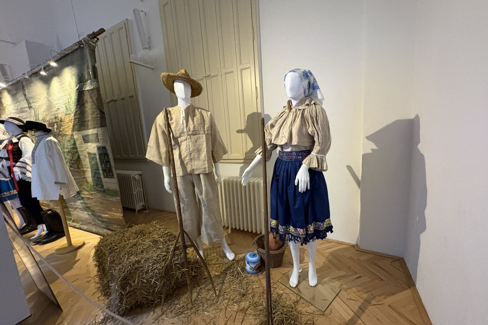Pri vstupe na výstavu v Senici upútal ženský a mužský pracovný odev | Foto: Michaela Martišíková, Trnavské rádio