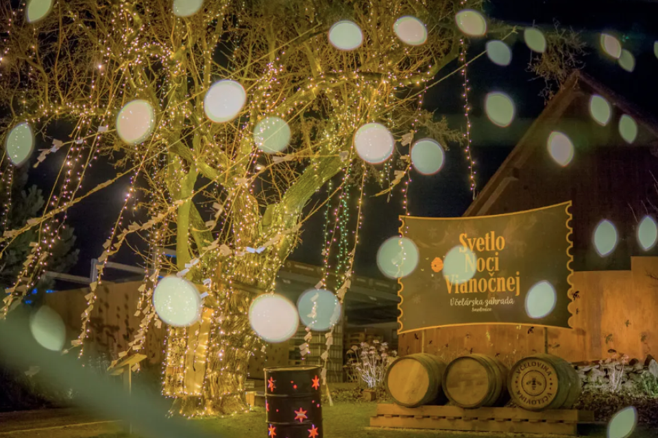 Svetielka budú žiariť ešte posledné dni starého roka | Zdroj Foto: Včelovina