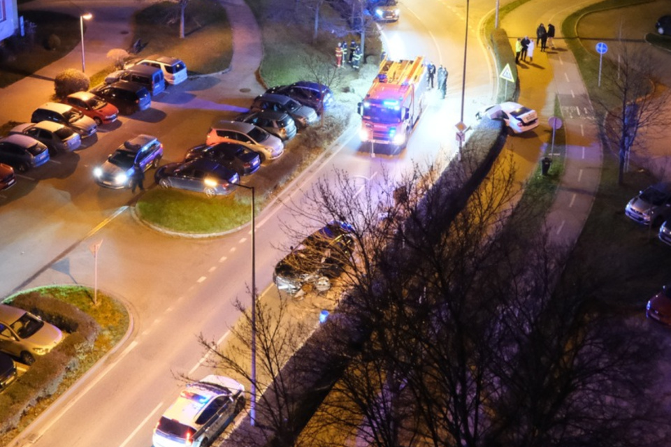 Čierne auto ostalo na ceste, biele prerazilo živý plot. | Foto: Roman Kinčík, Trnava