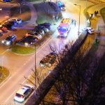 Čierne auto ostalo na ceste, biele prerazilo živý plot. | Foto: Roman Kinčík, Trnava