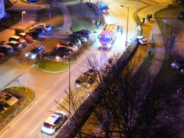 Čierne auto ostalo na ceste, biele prerazilo živý plot. | Foto: Roman Kinčík, Trnava