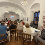 Hostia si popri prednáške vychunali aj vianočný punč a koláčiky | Foto: Michaela Martišíková, Trnavské rádio 