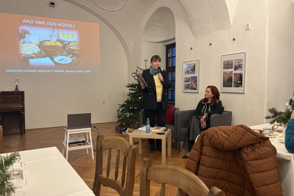 O rôznych jedlách, chodoch a zvyklostiach pri stole nám porozprávala zamestnankyňa múzea Simona Jurčová | Foto: Michaela Martišíková, Trnavské rádio