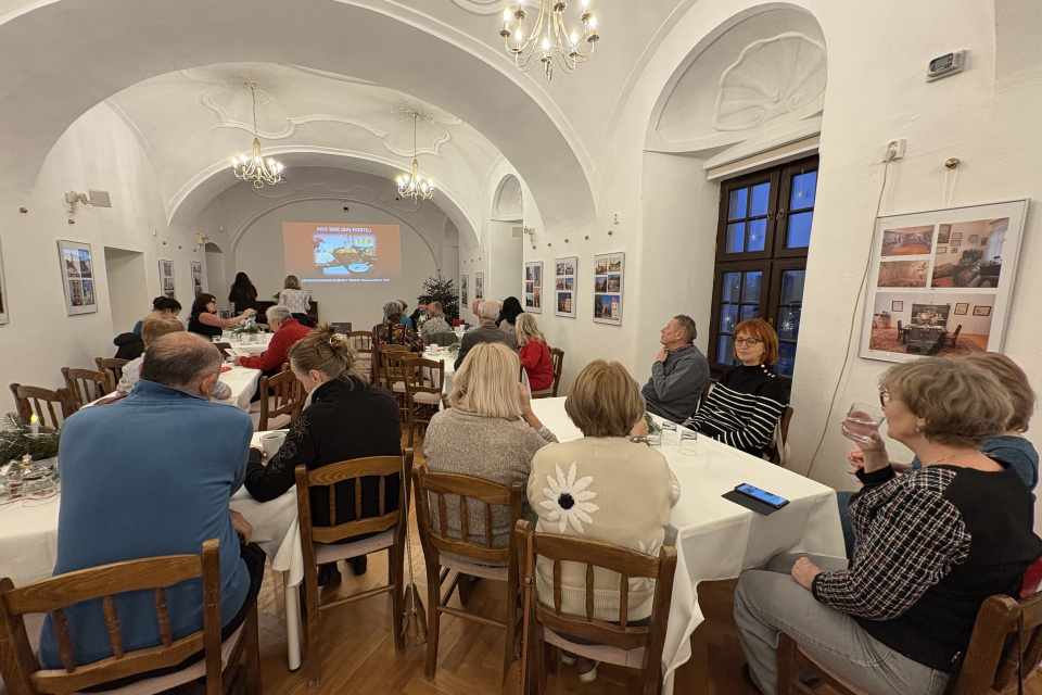 Hostia si popri prednáške vychunali aj vianočný punč a koláčiky | Foto: Michaela Martišíková, Trnavské rádio 