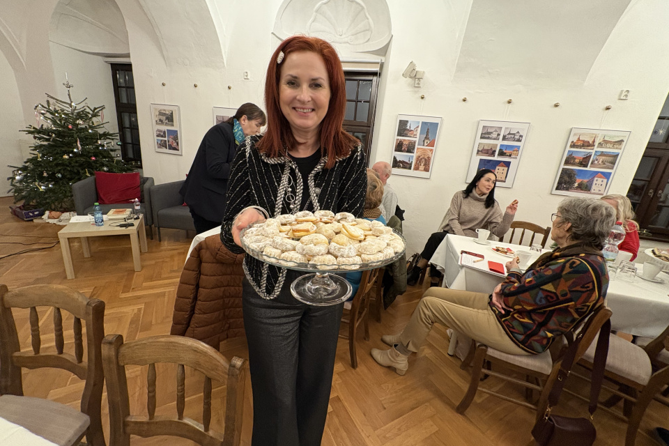 Koláčiky ponúkla aj pani riaditeľka múzea | Foto: Michaela Martišíková, Trnavské rádio