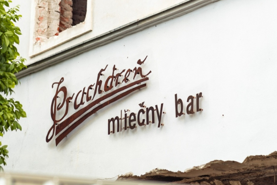 Nápis %22Mliečny bar%22 na priečelí budovy | Zdroj- Mesto Trnava