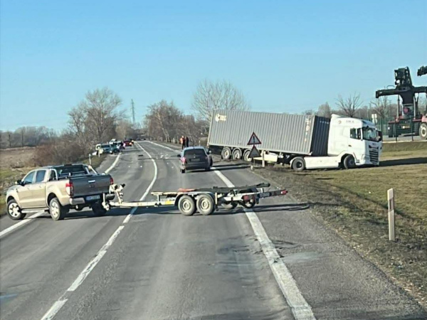 Úsek je prejazdný ťažko. | Foto:  Ádám Derzsi, Trnavský kraj - Dopravný servis
