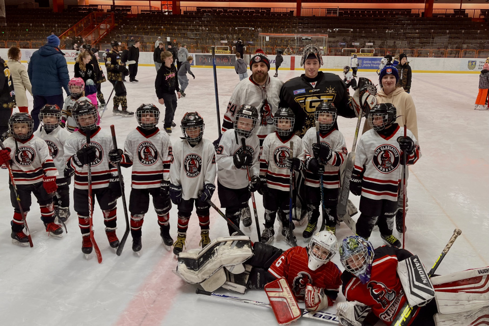 Hoci išlo predovšetkým o zábavu, na ľade nechýbala dravosť I Foto: Alexandra Štofirová, Trnavské rádio 