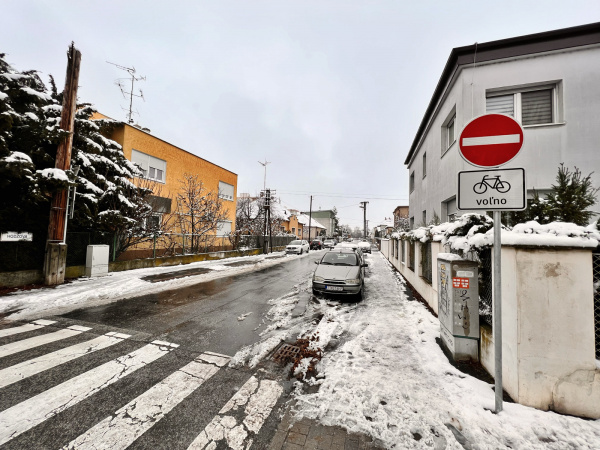 Hodžova ulica v Trnave je jednosmerná. | Foto: red.