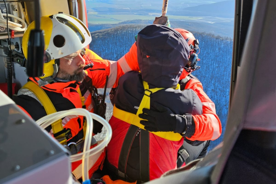 Turistku vytiahli na palubu. | Foto: ATE