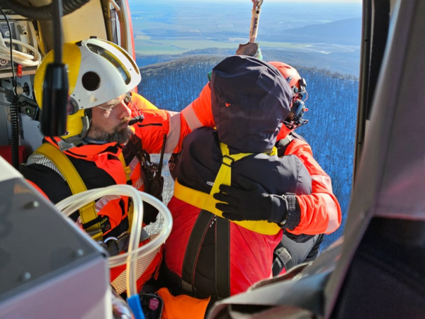 Turistku vytiahli na palubu. | Foto: ATE