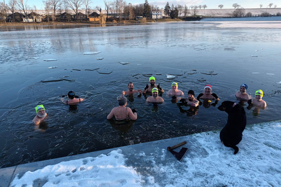 Mrazivý kúpeľ si užilo 13 otužilcov. | Foto: Ľadové medvede Vrbové - Čerenec