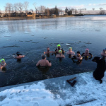 Mrazivý kúpeľ si užilo 13 otužilcov. | Foto: Ľadové medvede Vrbové - Čerenec
