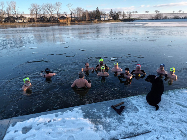 Mrazivý kúpeľ si užilo 13 otužilcov. | Foto: Ľadové medvede Vrbové - Čerenec