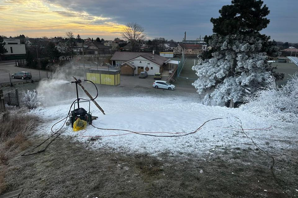 V Cíferi zasnežujú kopec | Zdroj: Martina Tigi