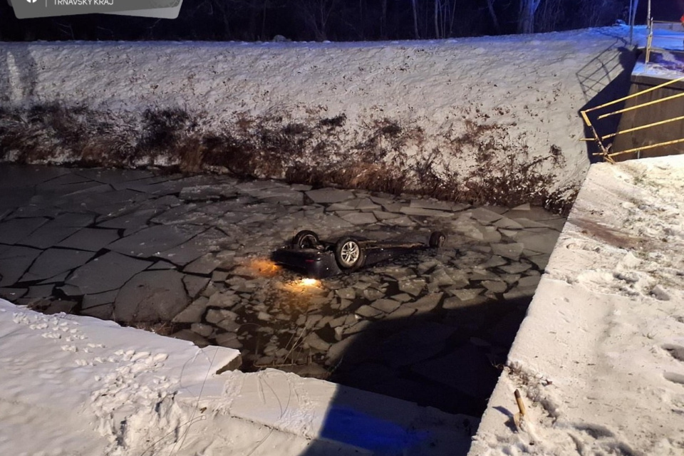 Auto našli prevrátené vo vode | Zdroj: Polícia SR - Trnavský kraj