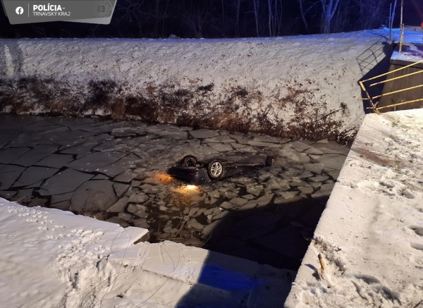 Auto našli prevrátené vo vode | Zdroj: Polícia SR - Trnavský kraj