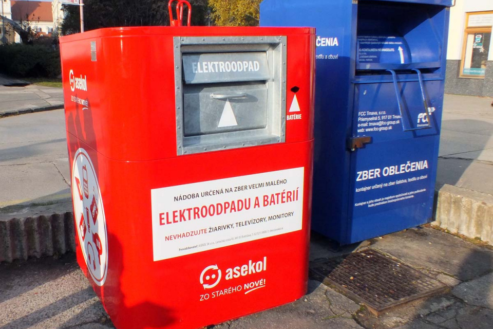Červeno-biele kontajnery z ulíc Trnavy stiahli kvôli vandalom. | Foto: Mesto Trnava