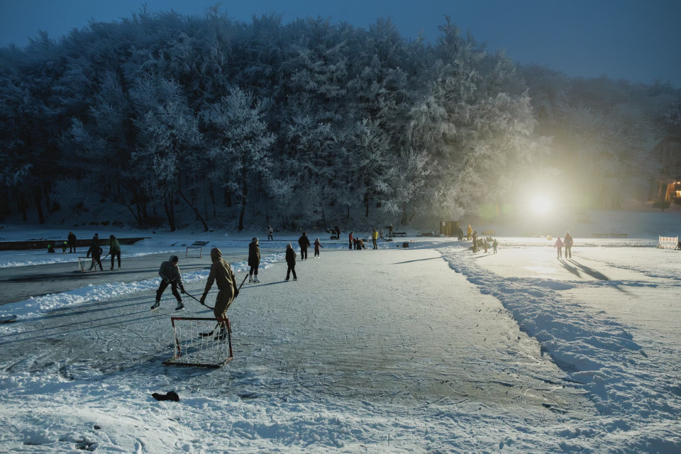 Kam za zimnými radovánkami pod holým nebom? | Foto: Lukáš Zálesný - ľadové klzisko v Modre