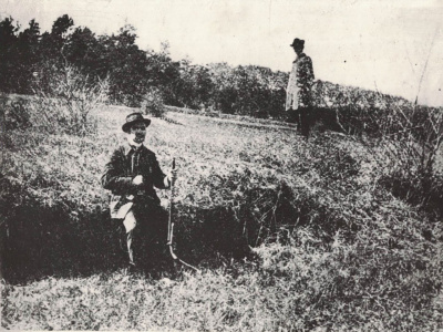 Trhliny v pôde v okolí Dobrej Vody po zemetrasení v roku 1906. | Zdroj: Ústav vied o Zemi SAV