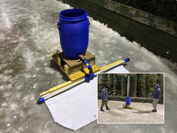 O ľad sa stará Dušan Mrázek a Maťo Petrúfka. | Foto: Alena Huttová