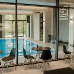 Z baru máte priamy výhľad na bazén so slanou vodou | Zdroj: Welialand Wellness