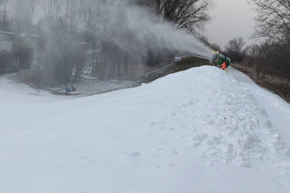 Hrádza v Dolnej Strede je vyhradená pre sánkarov. | Foto: Mario Klenovic