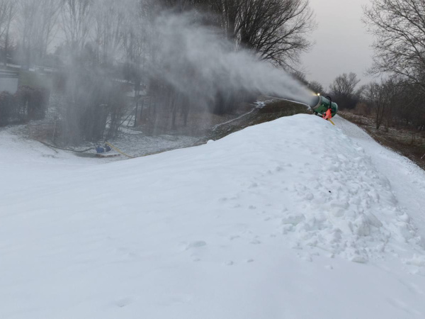 Hrádza v Dolnej Strede je vyhradená pre sánkarov. | Foto: Mario Klenovic