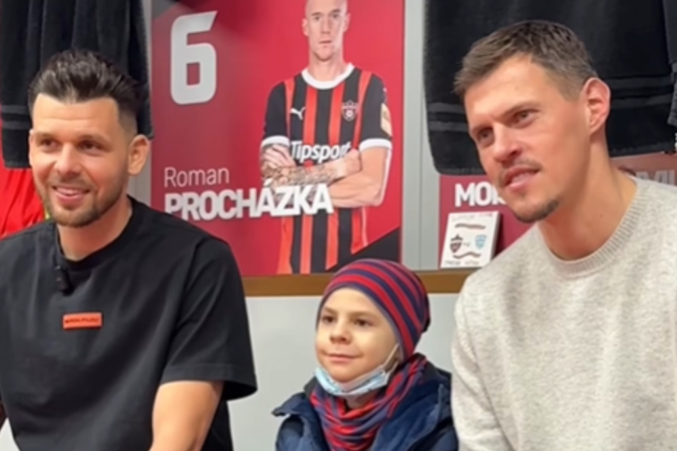 Jakubka privítali v City aréne s darčekmi a programom Michal Ďuriš a Martin Škrtel. | Foto: Spartak Trnava