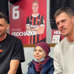 Jakubka privítali v City aréne s darčekmi a programom Michal Ďuriš a Martin Škrtel. | Foto: Spartak Trnava