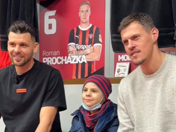 Jakubka privítali v City aréne s darčekmi a programom Michal Ďuriš a Martin Škrtel. | Foto: Spartak Trnava