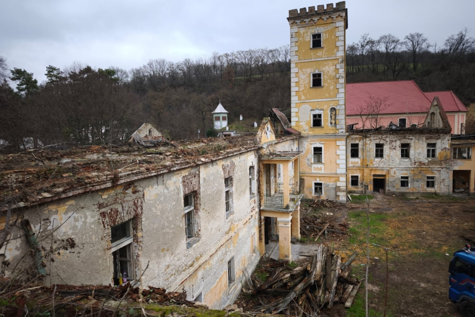 Dobrovoľníkov čaká ešte veľa práce | Zdroj: Obec Sokolovce