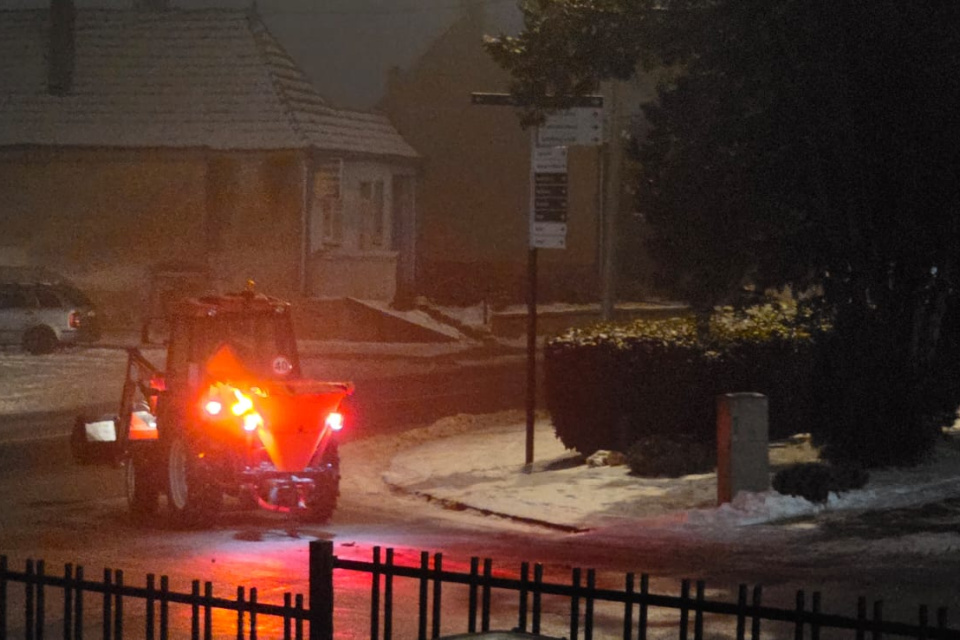 Cesty a chodníky posýpajú | Zdroj: Boleráz