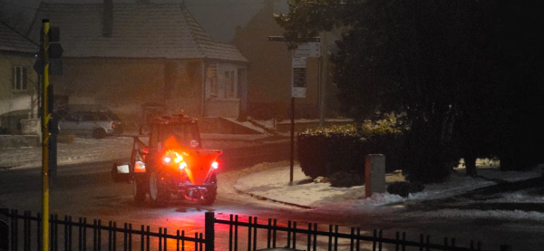 Cesty a chodníky posýpajú | Zdroj: Boleráz