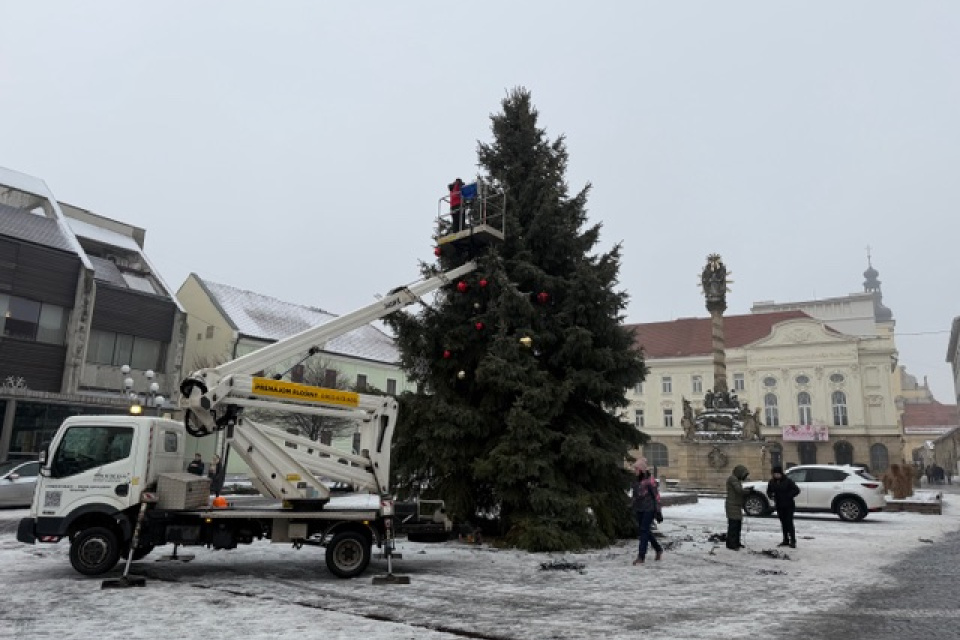 Trojičné námestie už bude o chvíľu bez stromčeka. | Foto: Trnavské rádio