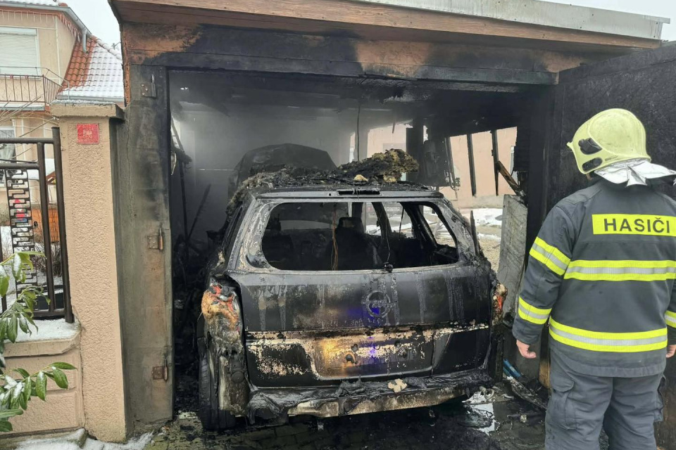 Na likvidáciu požiaru nasadili dva vysokotlakové prúdy. | Foto: Hasičský záchranný zbor 