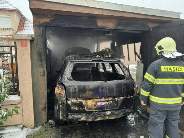 Na likvidáciu požiaru nasadili dva vysokotlakové prúdy. | Foto: Hasičský záchranný zbor 