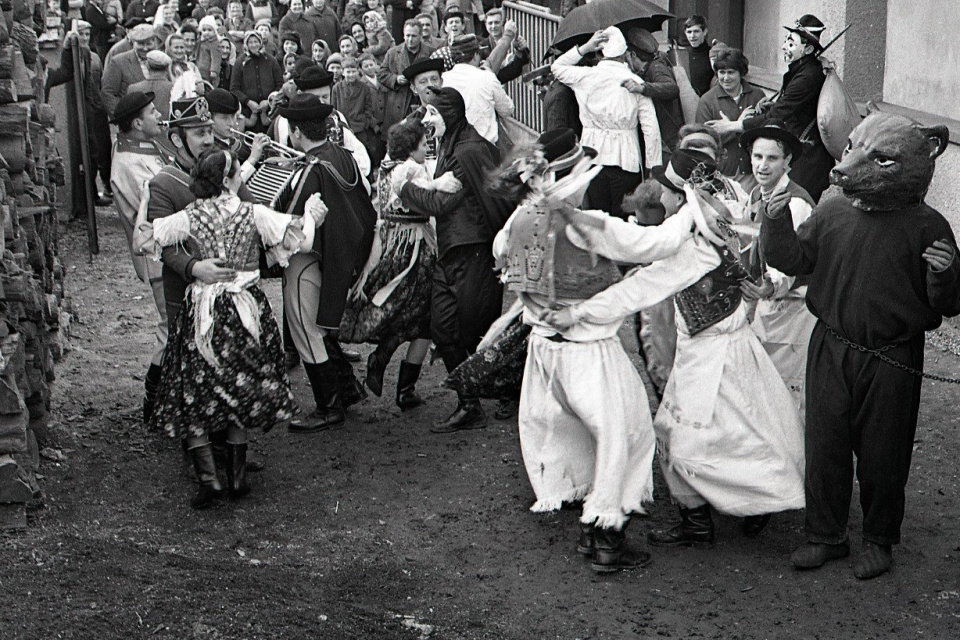 Obcou prechádzala skupina masiek, za ich návštevu sa im odplácali tradičnou výslužkou, vajíčkami, šiškami a inými domácimi pochúťkami (1966)  | Zdroj: Archív TASR
