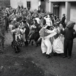 Obcou prechádzala skupina masiek, za ich návštevu sa im odplácali tradičnou výslužkou, vajíčkami, šiškami a inými domácimi pochúťkami (1966)  | Zdroj: Archív TASR