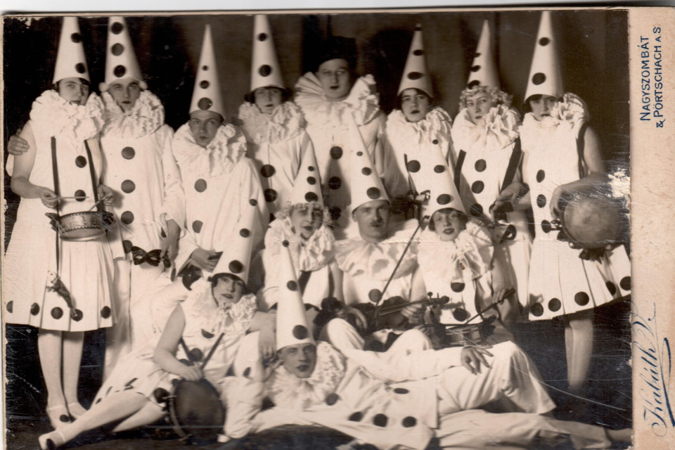 Skupina pierotov v Trnave (začiatok 20. rokov 20. storočia) | Zdroj: zbierkový fond ZsM