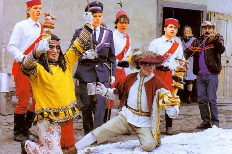 Obchôdzka Turkov v Štefanove (okr. Senica,1988) | Zdroj: Archív diapozitívov Ústavu etnológie SAV v Bratislave, Foto: H. Bakaljarová