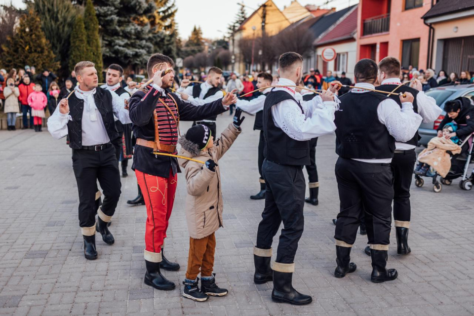 V Chtelnici zachovávajú tradíciu šabľového tanca | Zdroj: obec Chtelnica