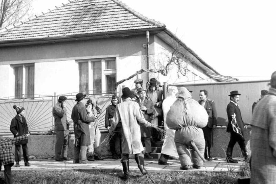 Fašiangovníci z Mliečan (okr. Dunajská Streda, 1977) | Zdroj: Archív negatívov Ústavu etnológie SAV v Bratislave Foto- G. Sebök