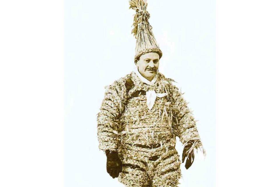 Maska Slameník z okresu Ružomberok (okolo roku 1970) | Zdroj: Ľudová kultúra.sk, prevzaté zo Slovensko. Európske kontexty ľudovej kultúry, Bratislava 2000, 242