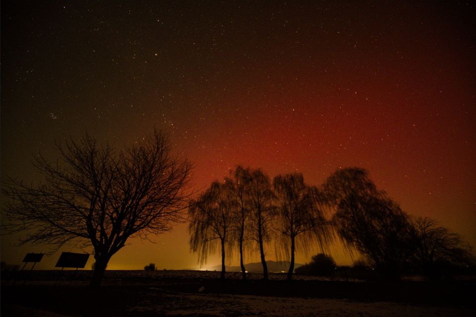 Polárna žiara s pohľadom na kopec Marhát | Zdroj: Hvezdáreň a planetárium v Hlohovci