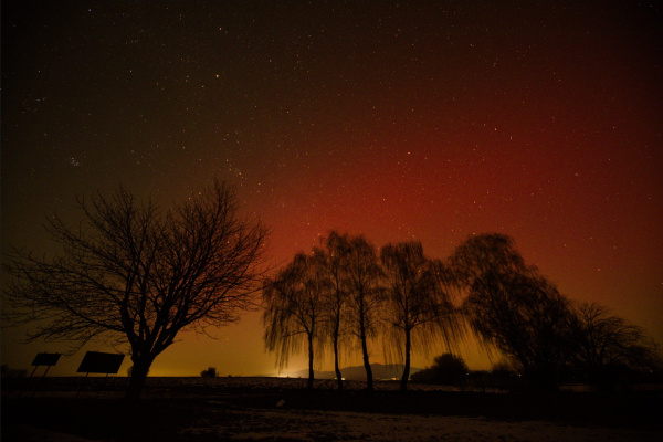 Polárna žiara s pohľadom na kopec Marhát | Zdroj: Hvezdáreň a planetárium v Hlohovci
