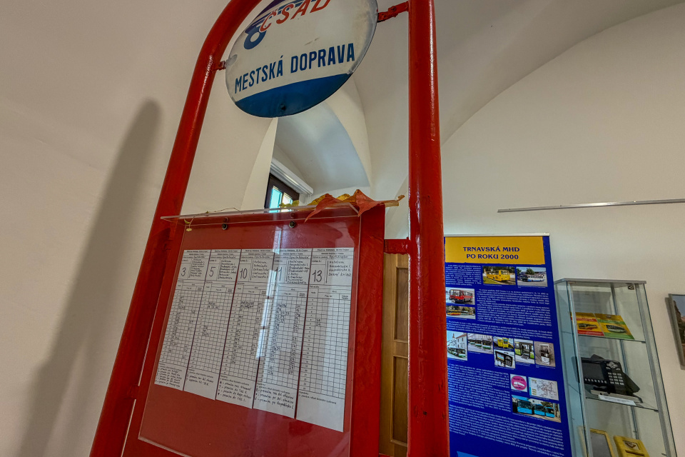 Jednou z rarít výstavy je aj dobová autobusová zastávka z ulíc Trnavy | Foto: red.
